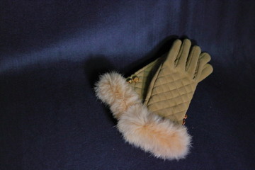 Fototapeta na wymiar 女性用のファー付きの手袋