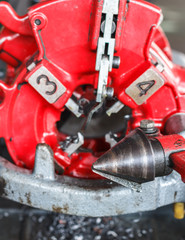 Pipe threading machine