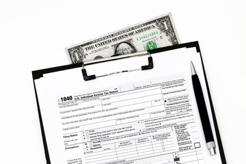 Obraz premium Income tax form on a clipboard