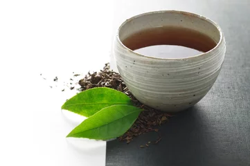 Cercles muraux Theé thé hoji japonais chaud dans un bol