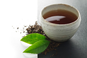 thé hoji japonais chaud dans un bol