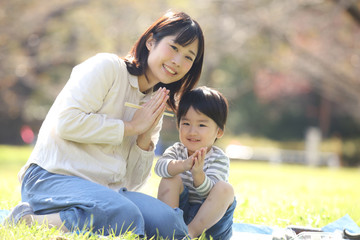 お弁当を食べる親子