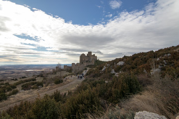 Fototapeta na wymiar castillo en la montaña