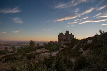 Fototapeta na wymiar castillo en la montaña
