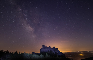 Obraz premium castillo en la montaña
