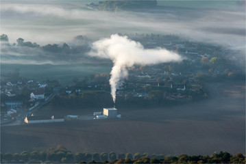 Fototapeta na wymiar Vue aérienne d'une usine dans la brume à Louviers dans l'Eure en France