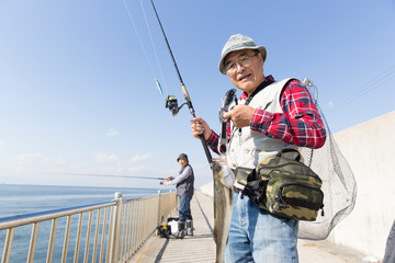釣りを楽しむシニア男性