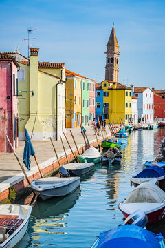 Eglise San Martino depuis le rio Terranova avec les bateaux de p&ecirc;ches sur le canal.