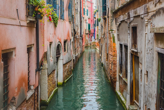 Petit canal avec ses habitaitions aux murs d&eacute;l&eacute;br&eacute;s.