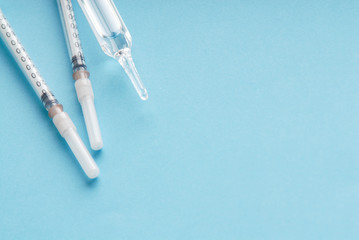 Syringe and ampoula.