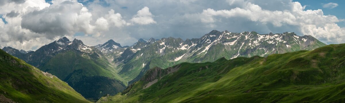 Vue panoramique de la chaine de montagne des pyr&eacute;n&eacute;es