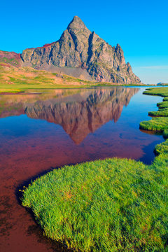Pic d'Anayet avec son reflet sur le lac en premier plan