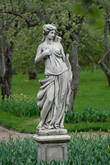 Obraz premium statue of woman in park
