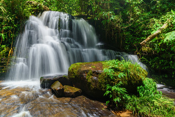 Obraz premium Smooth falling water 