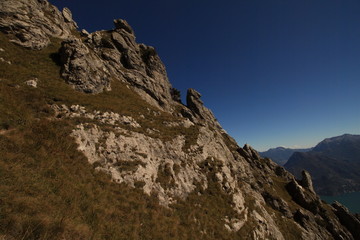 Schroffe Felswand am Monte Grona oberhalb vom Comer See