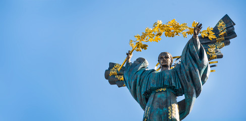 Denkmal der Unabhängigkeit der Ukraine vor blauem Himmel. Das Denkmal befindet sich im Zentrum von Kiew auf dem Unabhängigkeitsplatz. Barock und Empire.