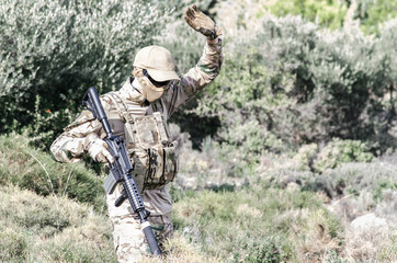 Gamer raise one hand in the air and hold weapon,airsoft hit rule