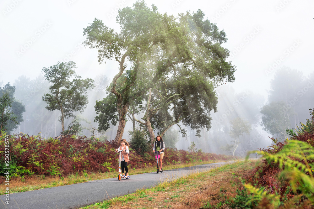 Canvas Prints promenade en trotinette avec maman