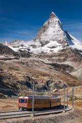 Papier Peint photo Cervin Célèbre pic du Cervin avec le train du Gornergrat dans la région de Zermatt, Suisse