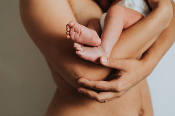Naked mother holding her infant baby © Rawpixel.com