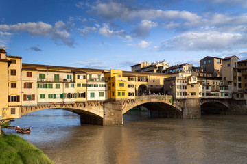 Fototapeta na wymiar Puente Viejo o Ponte Vecchio Florencia Italia