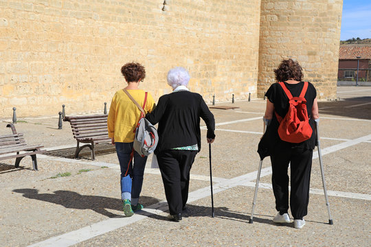 persona mayor con bast&oacute;n y muletas mujeres valladolid 4M0A5743-f18