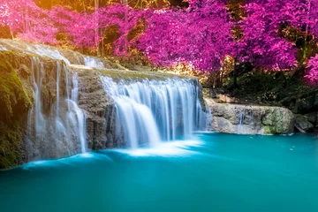 Fototapeten Erstaunlich in der Natur, wunderbarer Wasserfall im Herbstwald in der Herbstsaison. © totojang1977