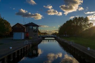 Obraz premium canal lock with strong cloudscape