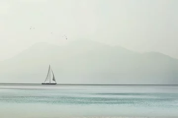 Poster Meer / Ozean Segelboot gleitet leicht auf den Wellen eines unberührten Ozeans