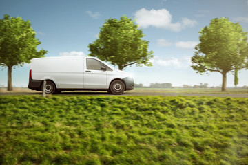 Kleintransporter unterwegs auf der Landstraße