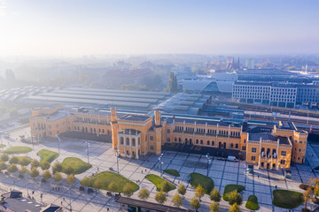 Panorama głównego dworca kolejowego we Wrocławiu o poranku - obrazy, fototapety, plakaty