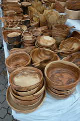 artesanía hecha con madera de platos y cucharas