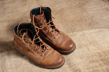 Getragene Wanderschuhe auf Fussabtreter aus Sackleinen