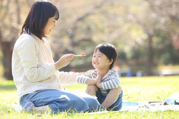 お弁当を食べる親子