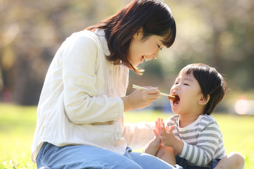 お弁当を食べる親子