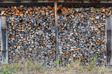 Brennholz gestapelt