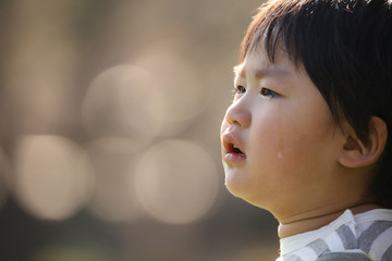 泣く男の子