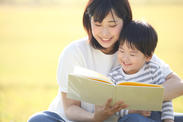 読書する親子