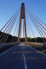 Plakat 夕日を浴びた鮎の瀬大橋の風景