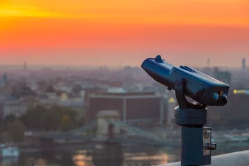 Photo sur Plexiglas Széchenyi lánchíd Budapest, Hungary - Blue binoculars with the view of Pest with Szechenyi Chain Bridge and beautiful golden sky at sunrise