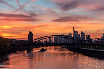 Fototapeta na wymiar Abendstimmung über der Frankfurter Skyline mit Deutschherrnbrücke im Vordergrund