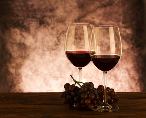 Wine glasses with grapes on table