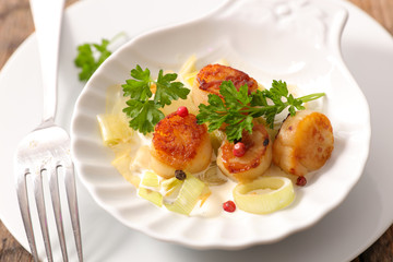 fried scallop with leek