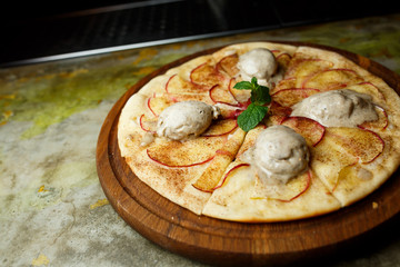 Pizza with pears and ice cream