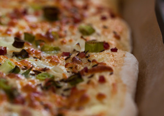 Traditioneller frischer Flammkuchen