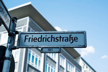 Fototapeta premium tekst Friedrichstrasse na tabliczce znamionowej w Berlinie