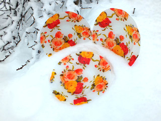 Obraz na płótnie Canvas saucers in the snow