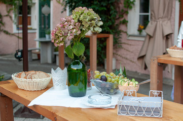 Blumendekoration auf Tisch