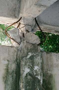 Earthquake damage column