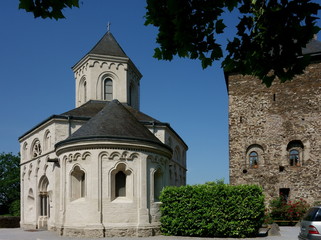 Fototapeta na wymiar Kobern, Mosel, Mathias Kapelle, mit Oberburg,